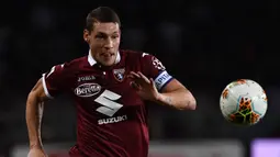 Andrea Belotti. Striker Italia berusia 28 tahun ini berstatus tanpa klub usai kontraknya habis bersama Torino yang telah diperkuatnya sejak awal musim 2015/2016. Ia total tampil dalam 250 laga di semua ajang bareng Torino dengan torehan 113 gol dan 28 assist. Hingga kini ia belum memastikan klub mana yang akan dibelanya musim 2022/2023 nanti, meskipun tengah serius diminati oleh AS Roma yang baru saja mendapatkan Paulo Dybala. (AFP/Marco Bertorello)