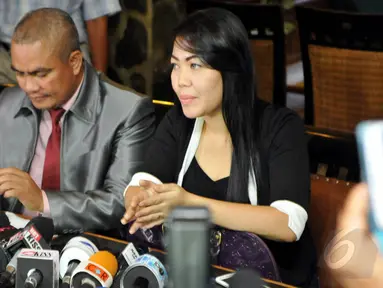 Devi Nurmayanti bersama kuasa hukumnya menggelar konferensi pers di Studio Hanggar, Pancoran, Jakarta (18/5/2015). Devi mengklarifikasi atas tudingan dari Krisna Mukti mengenai dirinya. (Liputan6.com/Panji Diksana)