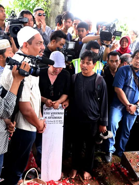 Didi Widiatmoko atau dikenal dengan Didi Petet. Lahir di Surabaya, 12 Juli 1956. Bintang ‘Catatan Si Boy’ ini meninggal dunia pada 15 Mei 2015 di usia 58 tahun. (Wimbarsana/Bintang.com)