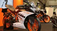 KTM membeberkan spesifikasi mesin 250 cc penantang Yamaha R25 di Tokyo Motorcycle Show 2015.
