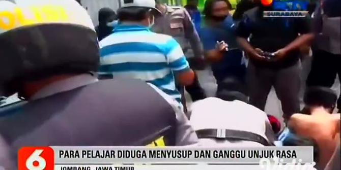 VIDEO: Polisi Amankan Pelajar Susupi Demo UU Cipta Kerja