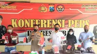 Kapolres Tuban AKBP Darman (tengah) ketika menunjukkan barang bukti aksi kejahatan di wilayah Tuban. (Adirin/Liputan6.com).