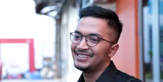 Penyanyi jebolan ajang pencarian bakat Ihsan Tarore dengan Denada, janda satu anak terlihat hubungannya makin intim. Bahkan, belum lama ini beredar kabar keduanya melakukan lamaran di Bali. (Deki Prayoga/Bintang.com)