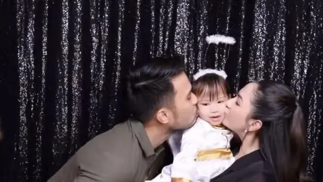 Jessica Mila saat Menyaksikan Putrinya Performance mengenakan kemeja. [@jscmila]