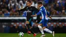 Pemain Real Madrid, Lucas Vazquez, berebut bola dengan pemain Espanyol Pablo Piatti pada pertandingan pekan ke-26 La Liga, di Stadion RCDE, Barcelona, Selasa (27/2). Real Madrid secara mengejutkan harus takluk dari Espanyol 0-1. (AP/Manu Fernandez)