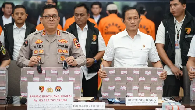 14 orang resmi ditetapkan sebagai tersangka dan satu tersangka korporasi yakni PT Simbiotik Multitalenta Indonesia (SMI) investasi bodong robot trading Net89.