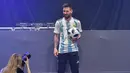 Kapten tim nasional Argentina, Lionel Messi berpose dengan Telstar 18, bola resmi Piala Dunia 2018 Rusia, di Moskow, Kamis (9/11). Messi yang sedang berada di Rusia didapuk untuk menjadi ikon yang meluncurkan bola resmi itu. (Mladen ANTONOV/AFP)