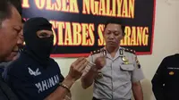 Hamsir Galilea saat dimintai keterangan oleh jajaran Polsek Ngaliyan dan wartawan. (Tunggul Kumoro/JawaPos.com)