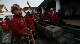 Sejumlah abdi dalem memainkan musik lesung saat prosesi numplak wajik di keraton Kesultanan Yogyakarta, (4/7).Numplak wajik di selenggrakan untuk memulai proses pembuatan Gunungan yang akan di perebutkan pada hari raya idul fitri.(Boy Harjanto)