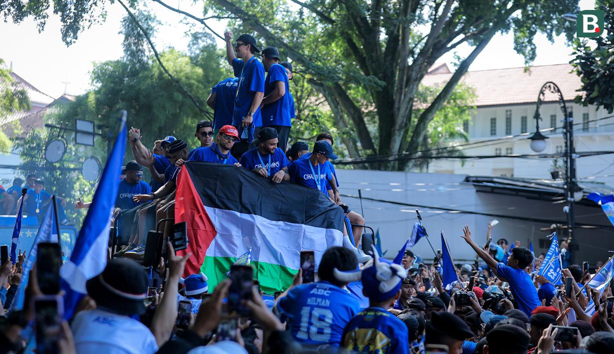 Para pemain Persib Bandung menaiki bus dalam pawai juara BRI Super League musim ini di Kota Bandung, Minggu (24/05/2026) pagi WIB. (Bagaskara Lazuardi/Bola.com)