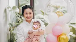 Meski dirayakan di rumah saja, namun kehangatan keluarga Gritte Agatha tetap terasa. Rumah Gritte didekorasi dengan boneka beruang, balon dengan tulisan Agatha’s Full Month dan juga kue ulang tahun. Gritte Agatha tampil dengan makeup flawless dan tatanan rambut simpel dalam perayaan satu bulan anaknya, artis berusia 28 tahun ini semakin pancarkan pesonanya. (Liputan6.com/IG/@gritteagathaa)