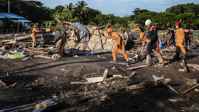 Pencarian Korban Hilang yang Tertimbun Tanah Longsor Pasca Badai Nalgae di Filipina