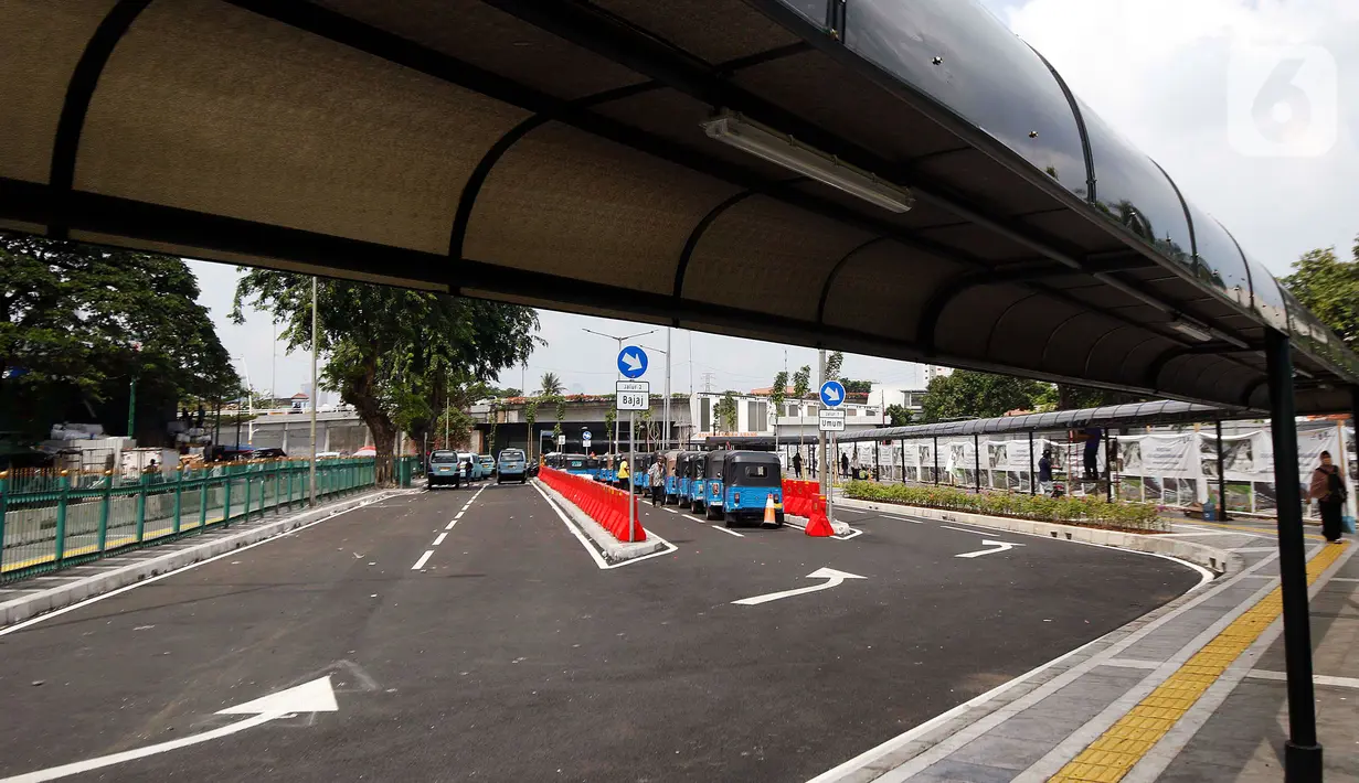 Jalur khusus angkutan umum terlihat di Stasiun Tanah Abang, Jakarta Pusat, Jumat (5/6/2020). Selain jalur khusus angkutan umum, fasilitas untuk pejalan kaki di Stasiun Tanah Abang juga diperbarui agar penumpang lebih aman dan nyaman. (Liputan6.com/Johan Tallo)