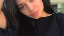 Seperti dalam foto ini, Kylie yang tampil tanpa mengenakan makeup pun memakai kaus hitam yang sepertinya ukurannya pun lebih besar dari tubuhnya. Wajah Kylie tampak lemas seperti ibu hamil pada umumnya. (Instagram/Kyliejenner)