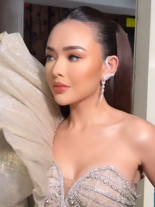 Amanda Manopo Dibalut Gaun Siluet Sayap. [@bennusorumba]