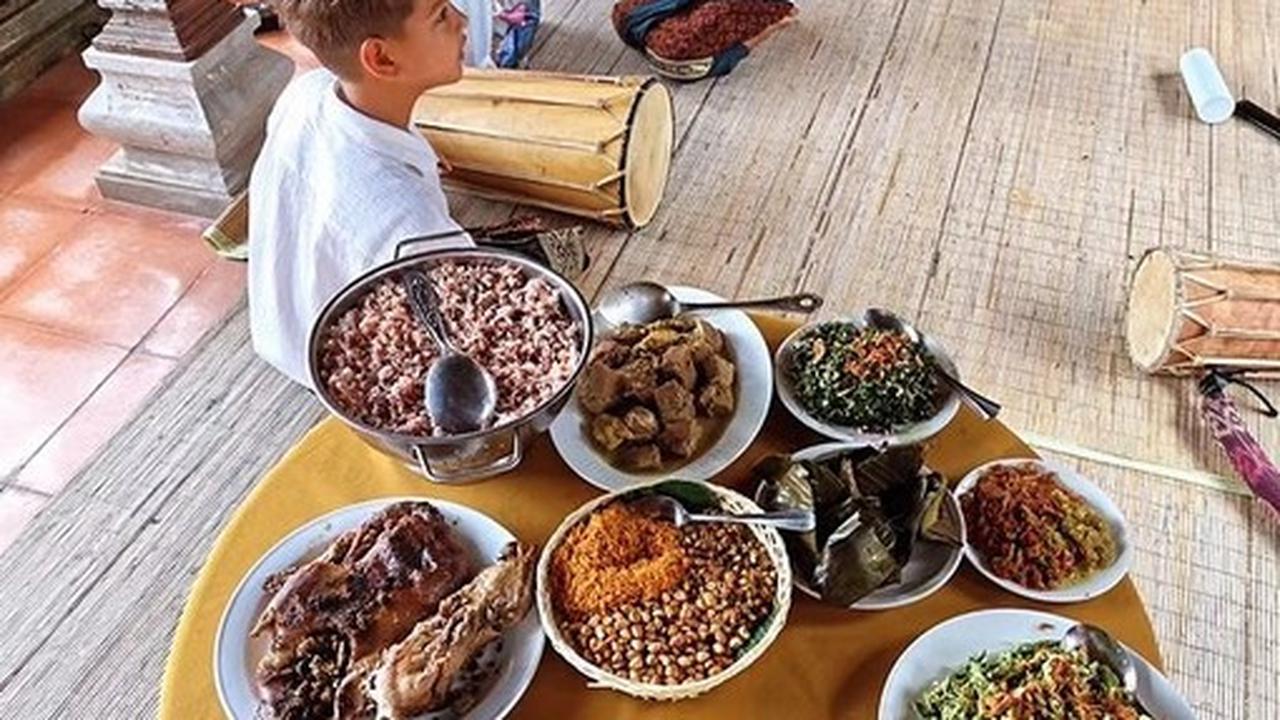 Aneka masakan ini disajikan oleh Happy di rumah keluarganya yang terletak di Ubud, membuat perayaan Galungan dan Kuningan tahun ini terasa lebih meriah.<br>