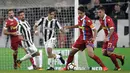 Pemain Juventus, Paulo Dybala (tengah) berebut bola dengan pemain Spal, Felipe Dal Bello Felipe pada lanjutan Serie A di Allianz Stadium, Turin, (25/10/2017). Juventus menang 4-1. (AFP/Miguel Medina)