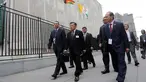 Wakil Presiden Jusuf Kalla berjalan kaki menuju markas Perserikatan Bangsa-bangsa (PBB) di New York, AS, Senin (18/09) waktu setempat. Jusuf Kalla akan memimpin delegasi Indonesia dalam sidang majelis umum Badan PBB ke-72. (Liputan6.com/Tim Media Wapres)