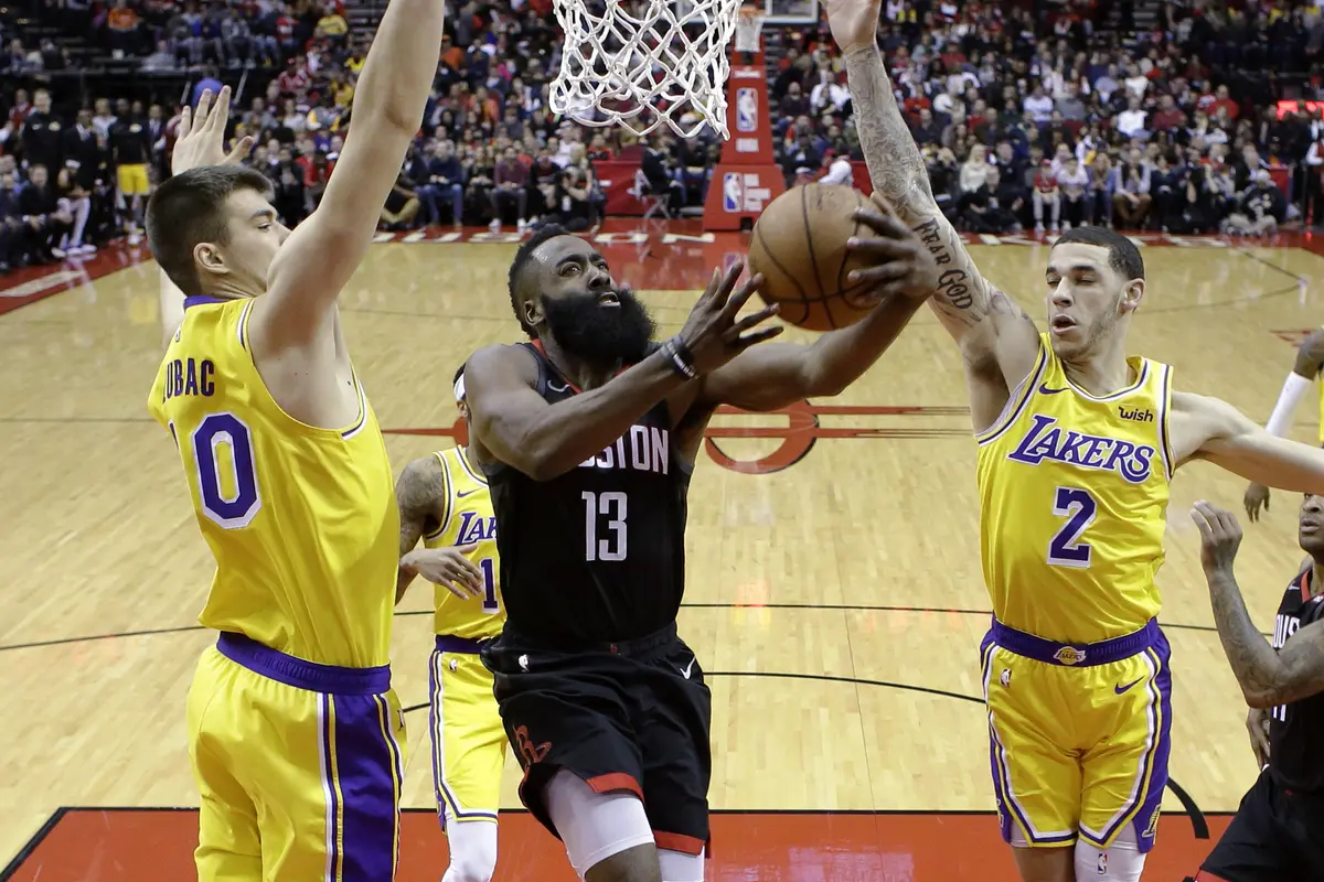 James Harden menerobos pertahanan Lakers saat kedua tim bertemu di ajang NBA, Minggu (20/1/2019)