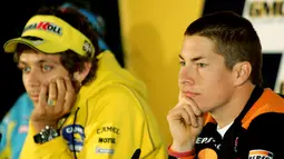 Nicky Hayden (kanan) dan Valentino Rossi mendengarkan pertanyaan dari media di Phillip Island, Australia, Kamis (14/9/2006) saat konferensi pers sebelum dimulainya Grand Prix Australia Australia. (AP / Rob Griffith)