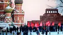 Sejumlah orang mengikuti upacara memperingati 65 tahun kematian Joseph Stalin di Lapangan Merah, Moskow (5/3). Stalin berkuasa sampai saat kematiannya pada usia 74 tahun. (AFP/Kirill Kudryavtsev)