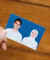Dea Annisa yang Akrab Disapa Dea Imut Foto Latar Biru Bersama Kekasih. [@deaaannisa]