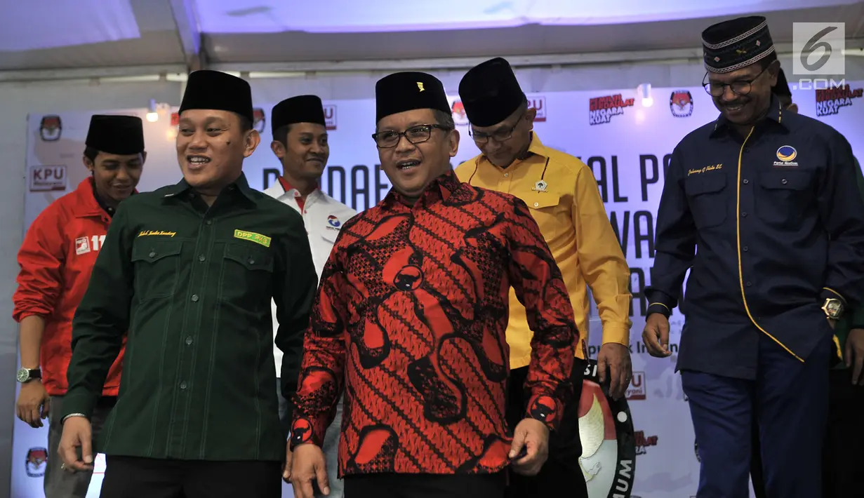 Sekjen PDIP Hasto Kristiyanto bersama 8 sekjen partai politik pendukung Jokowi usai memberikan keterangan usai bertemu dengan ketua dan komisioner KPU di Kantor KPU, Jakarta, Selasa (7/8). (Merdeka.com/Iqbal S. Nugroho)