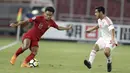 Gelandang Indonesia, Saddil Ramdani, berusaha melewati pemain Uni Emirat Arab (UEA) pada laga AFC di SUGBK, Jakarta, Rabu (24/10/2018). Indonesia menang 1-0 atas UEA. (Bola.com/M Iqbal Ichsan)
