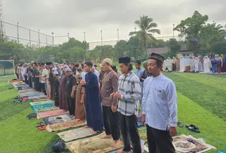 Jemaah Asy-Syifa Palangka Raya Salat Idulftri di Lapangan Twins Mini Soccer, Palangka Raya, Kalimantan Tengah