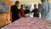 Pria asli Purbalingga mengaku bisa menggandakan uang kepada para korbannya. Saat beraksi, jenglot peliharaan selalu diperlihatkan. (Liputan6.com/Muhamad Ridlo)