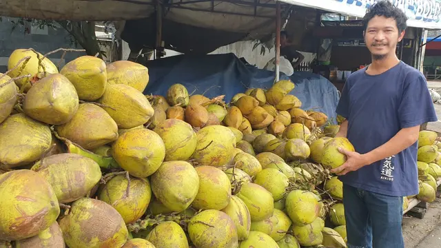 Kemal, pedagang kelapa muda di bilangan Alun-alun Tarogong Garut, berharap momen pelonggaran PPKM saat ramadan 1443 H tahun ini mampu memberikan keuntungan berlipat, setelah terpuruk pada ramadan tahun lalu ketika PPKM berlangsung.