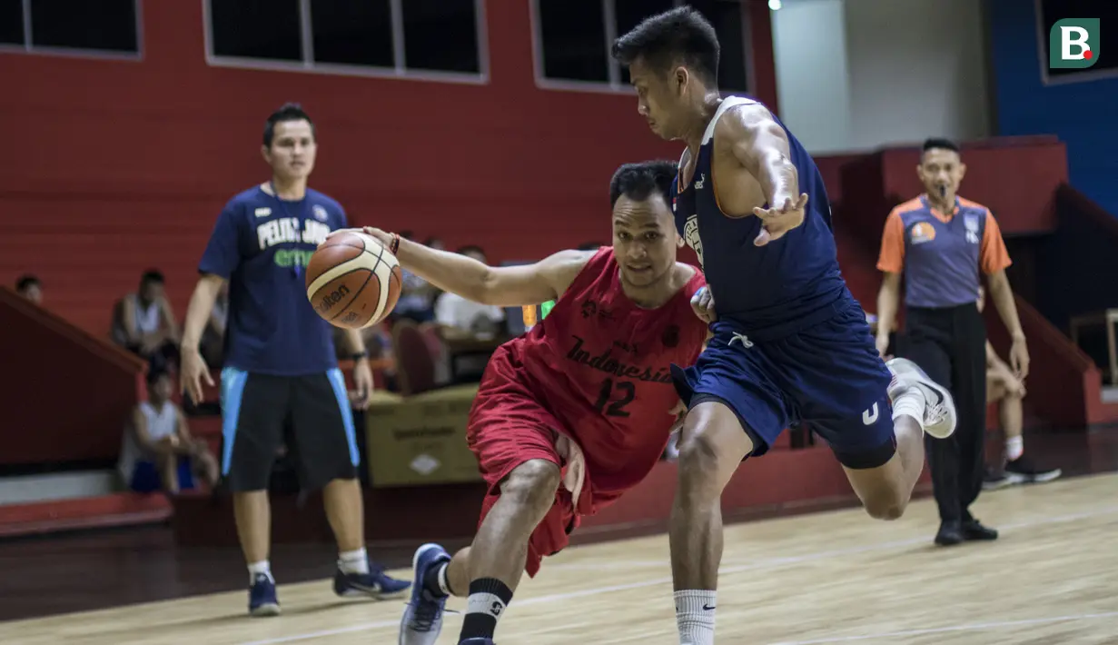 Pebasket Indonesia, Kaleb Ramot, melakukan dribble saat ujicoba melawan Satria Muda dan Pelita Jaya di GOR Soemantri, Jakarta, Selasa (7/8/2018). Indonesia menang 113-75 atas SM dan PJ. (Bola.com/Vitalis Yogi Trisna)