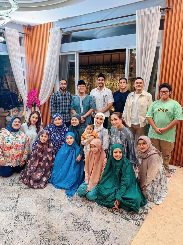 Potret buka bersama Reisa Broto Asmoro dengan selebriti lainnya (Sumber: Instagram/@reisabrotoasmoro)