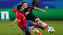 Pemain CSKA, Zoran Tosic (kiri), berebut bola dengan pemain MU, Daley Blind, dalam lanjutan Grup B Liga Champions di Stadion Arena Khimki, Moscow, Rusia, Kamis (22/10/2015) dini hari WIB. (Action Images via Reuters/Andrew Boyers)