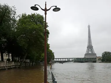Pemandangan banjir di Sungai Seine di dekat menara Eiffel di Paris, Prancis, setelah hampir setiap hari  hujan lebat menguyur negeri ini, (3/6). Banjir yang merendam sebagian wilayah Prancis Sejauh ini sudah dua orang tewas. (REUTERS/Philippe Wojazer)