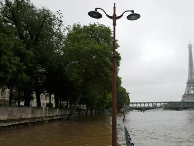 Pemandangan banjir di Sungai Seine di dekat menara Eiffel di Paris, Prancis, setelah hampir setiap hari  hujan lebat menguyur negeri ini, (3/6). Banjir yang merendam sebagian wilayah Prancis Sejauh ini sudah dua orang tewas. (REUTERS/Philippe Wojazer)