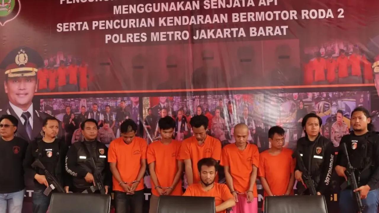 Andri menceritakan bagaimana polisi terlibat dalam aksi tembak-tembakan dengan Toto yang bersenjata api. Petugas akhirnya melepaskan tembakan untuk melumpuhkan Toto. <br>