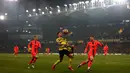 Pemain Watford Kiko Femenia (tengah) mengontrol bola saat melawan Norwich City pada pertandingan sepak bola Liga Inggris di Vicarage Road Stadium, Watford, Inggris, Sabtu (22/1/2022). Norwich City menang 3-0. (Adrian DENNIS/AFP)