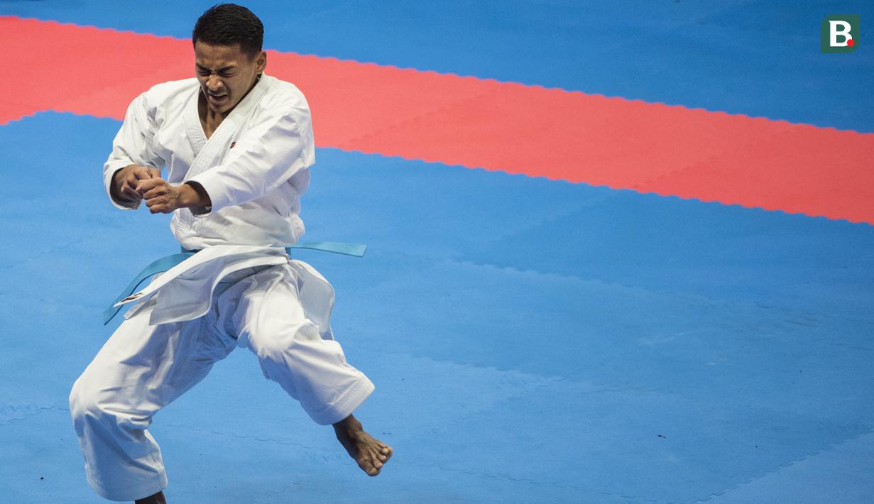Karateka Indonesia, Ahmad Zigi Zaresta, tampil pada nomor kata cabang karate Asian Games XVIII di JCC Senayan, Jakarta, Sabtu (25/8/2018). Dirinya berhasil meraih medali perunggu. (Bola.com/Vitalis Yogi Trisna)