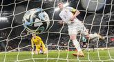 Gelandang Belgia, Kevin De Bruyne mencetak gol ketiga timnya ke gawang kiper Jerman Marc-Andre ter Stegen selama pertandingan persahabatan internasional di Stadion RheinEnergie,  Cologne pada Rabu (29/3/2023) dini hari WIB. (AP Photo/Martin Meissner)