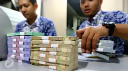 Bank Indonesia (BI) melayani penukaran uang receh untuk karyawan EMTEK Group di Lantai 7 SCTV Tower, Jakarta, Jumat (24/6). BI membawa uang Rp 700 juta yang siap ditukarkan oleh para karyawan EMTEK Group. (Liputan6.com/Fery Pradolo)