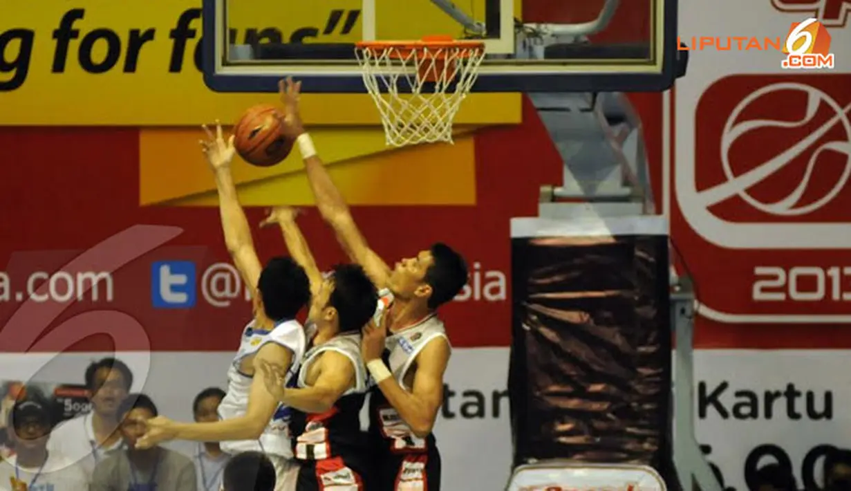 Dua klub bola basket Jakarta saling adu taktik di laga lanjutan NBL yang digelar di Hall Senayan Jakarta (Liputan6.com/Helmi Fithriansyah)