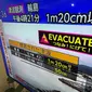 Peringatan tsunami ditayangkan di TV di Yokohama hari ini setelah gempa bumi di Laut Jepang. (AP)