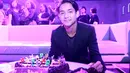 Adipati memilih untuk hanya menjawab singkat pertanyaan demi pertanyaan dari rekan media yang ingin mengetahui kabar bahagia dari bintang film Sang Kiai ini. (Galih W. Satria/Bintang.com)