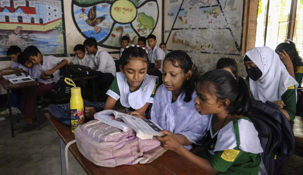 Siswa sekolah menghadiri kelas di Dhaka, Bangladesh, Rabu, 24 Agustus 2022. Sekolah di Bangladesh akan tutup satu hari lagi setiap minggu dan kantor pemerintah serta bank akan mempersingkat hari kerja mereka satu jam untuk mengurangi penggunaan listrik di tengah kekhawatiran kenaikan bahan bakar harga dan dampak perang Ukraina. (AP Photo/Mahmud Hossain Opu)