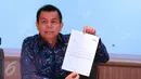 Wakil Ketua Umum PSSI, Hinca Panjaitan menunjukkan surat pencabutan sanksi PSSI dari FIFA saat memberikan keterangan di Jakarta, Senin (16/5/2016). PSSI akan segera berkoordinasi untuk kembali menjalankan roda organisasi. (Liputan6.com/Helmi Fithriansyah)