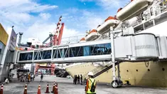 Kapal KM Dorolonda yang membawa penumpang tujuan Bitung-Tanjung Priok saat tiba di Pelabuhan Tanjung Priok, Jakarta, Selasa (22/12/2020). Para penumpang kapal diwajibkan menunjukkan surat keterangan hasil rapid test yang sebelumnya dilakukan di kota asal. (merdeka.com/Iqbal S. Nugroho)