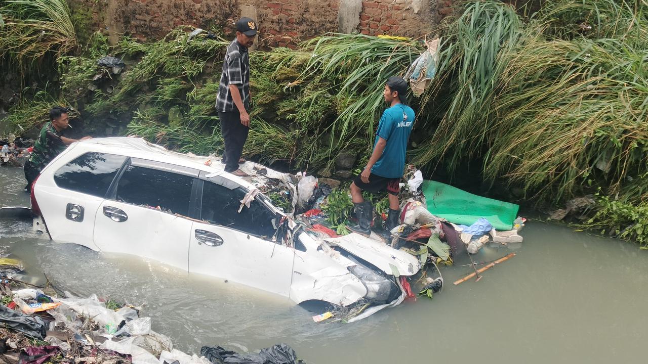 Anak Sungai Citarum Meluap dan Tembok Rumah Jebol, 2 Mobil Hanyut Sulit Dievakuasi
