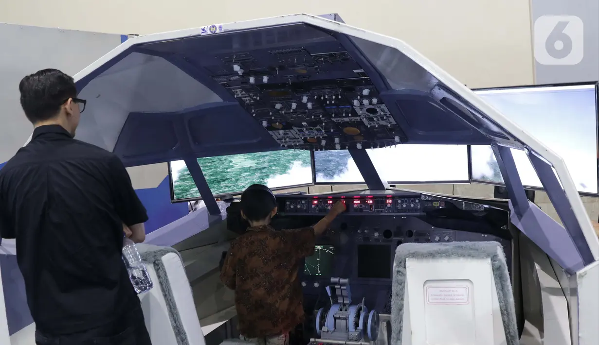 Seorang anak mencoba alat simulator pesawat Boeing 737 yang dipamerkan pada Startup Teknologi dan Inovasi Industri Anak Negeri 2019 di Hall B Jakarta, Minggu (6/10/2019). Ajang ini memamerkan inovasi teknologi yang dikembangkan dari berbagai bidang. (Liputan6.com/Helmi Fithriansyah)