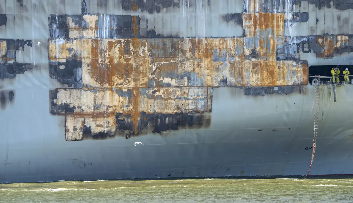 Para wisatawan yang penasaran berkumpul di sebuah jembatan dan tembok laut di pelabuhan Eemshaven saat kapal kargo itu ditarik. Tidak jelas berapa lama waktu yang dibutuhkan untuk menyelamatkan kapal tersebut. (AP Photo/Peter Dejong)
